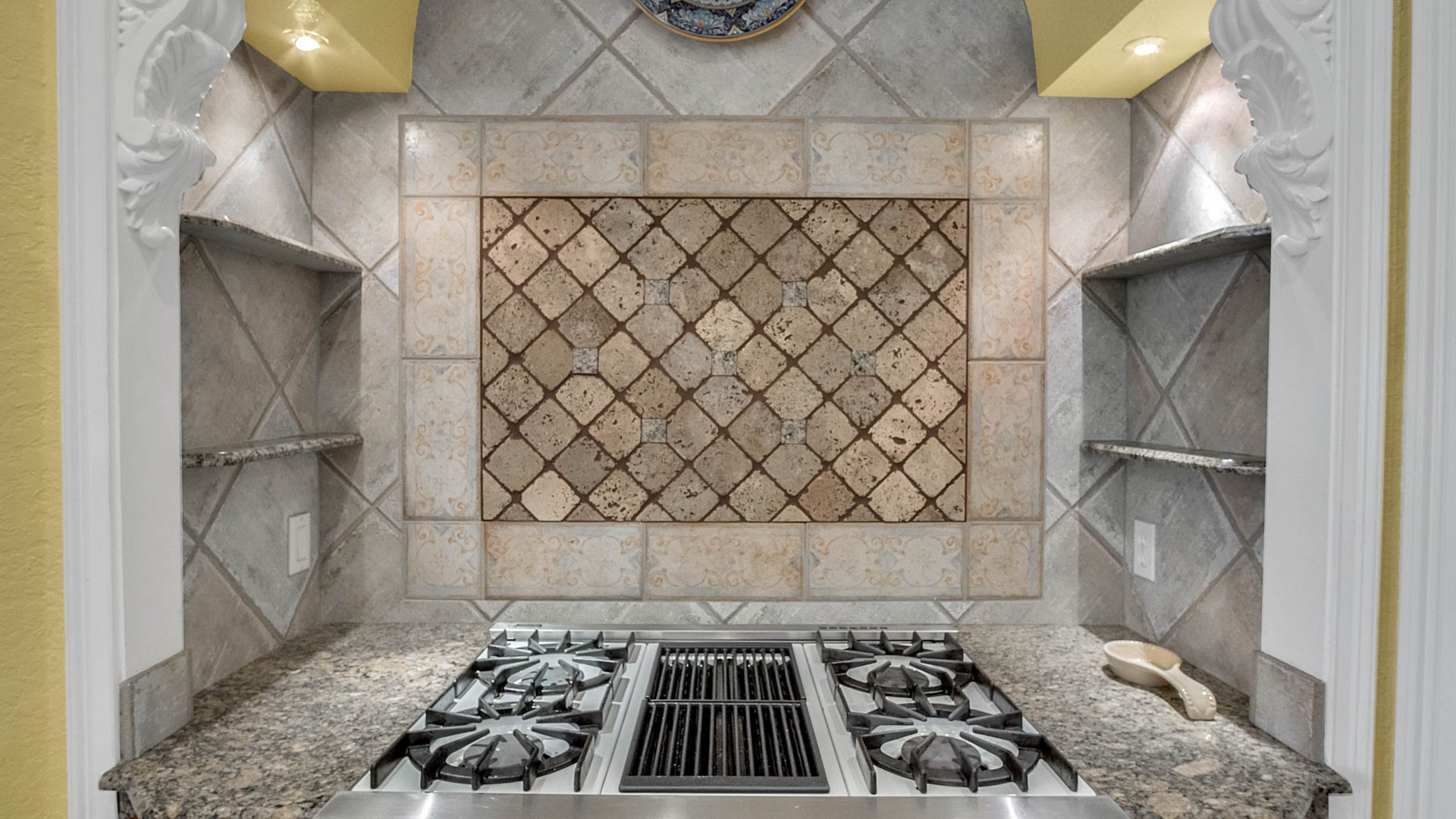 2115LakesideDrOrlandoFL32803—21—Kitchen Lisa Shear Realtor